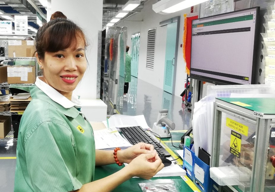 Thuy ist Produktionsfachkraft bei Pepperl+Fuchs in Vietnam. Hier ist sie an ihrem Arbeitsplatz.