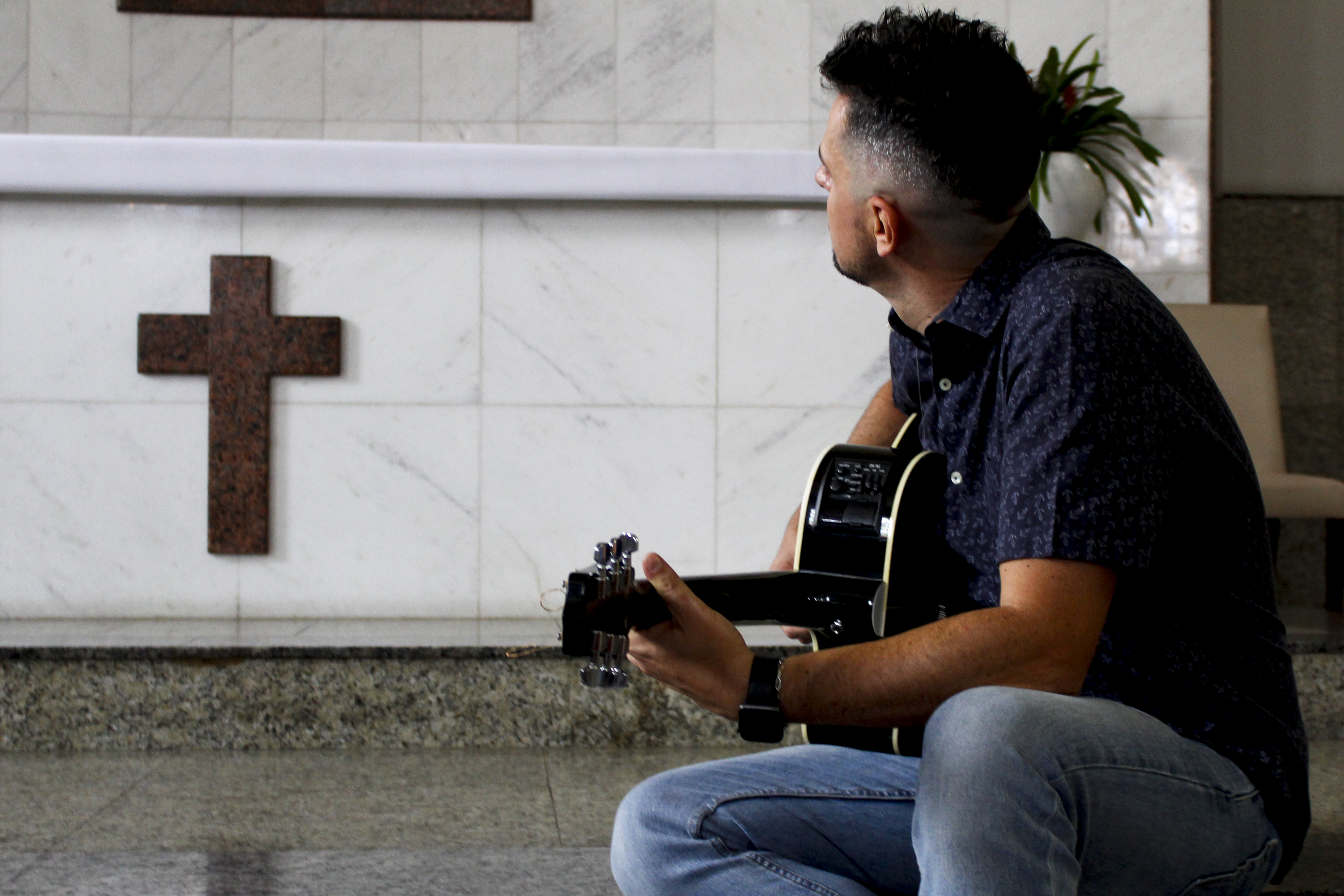 One of Dênis' hobbies is music. In his spare time he plays the guitar and sings in the church choir.