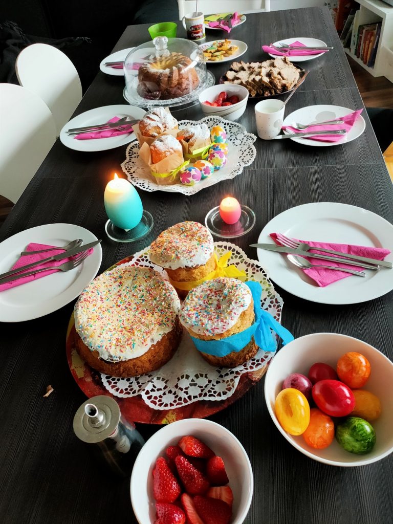 A special Easter: For two days the guests from Ukraine baked and cooked for the joint Easter dinner. You can see a set table with cake and eggs.