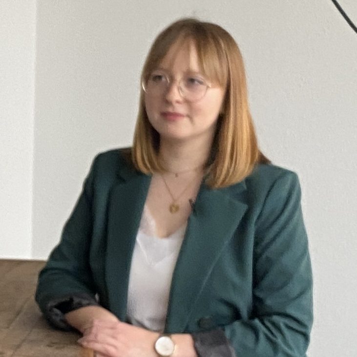 Account manager Anna-Lena Haller sits at a table. There is a camera in front of her. An interview is currently being recorded.