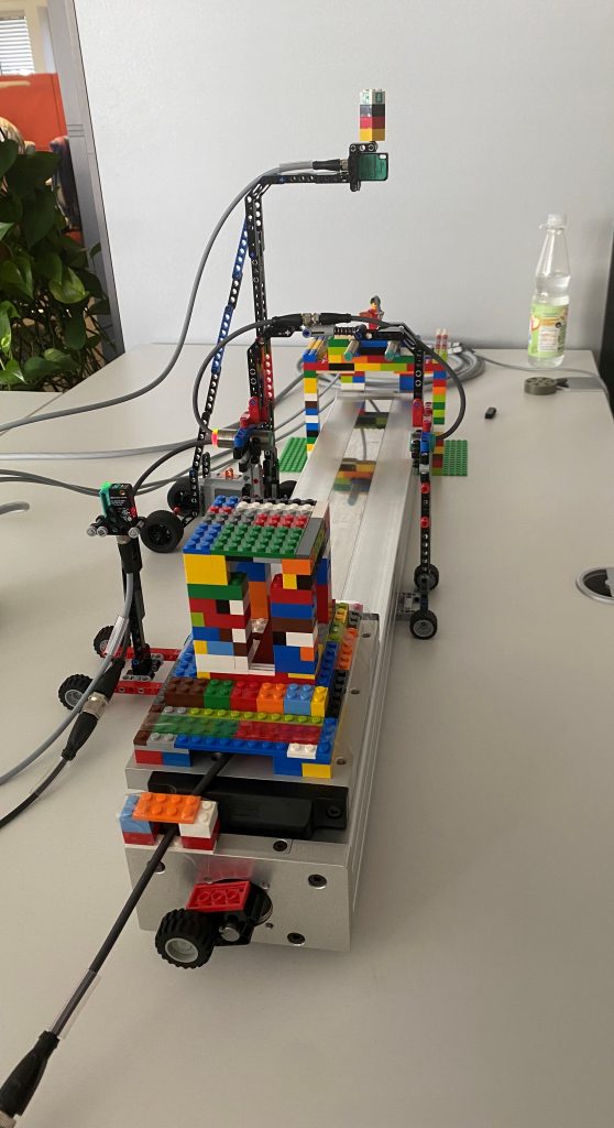 View of the entire construction by Aaron and Fabian. Various holders with Lego blocks are attached to the linear axis, to which the various sensors are attached.