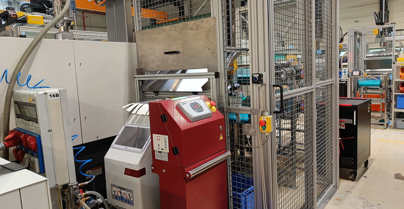 In-house recycling in the production of plastic housings