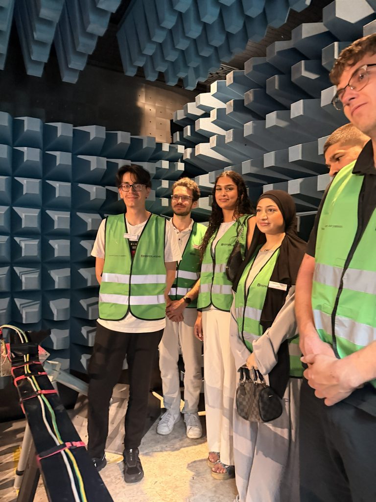 Participants in the Sonepar Apprentice Days in the Pepperl+Fuchs testing laboratory.