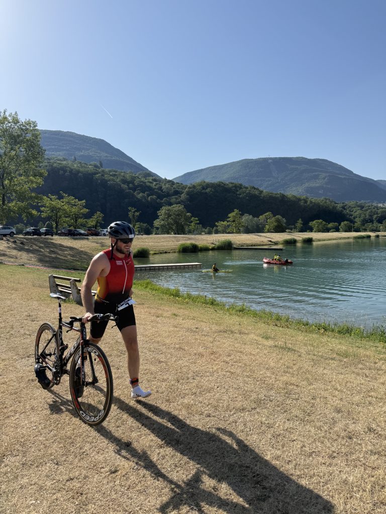 Balancing work and sport: Marco is pushing his bicycle along the shore of a lake.