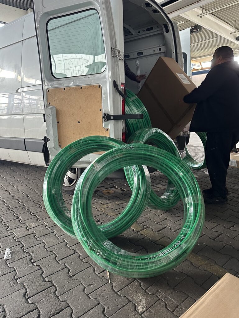 Donation at Pepperl+Fuchs: The hula hoops are loaded into a white van by a man.